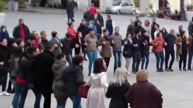 Il ballo sardo in piazza diventa virale