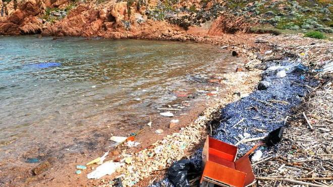 Il catamarano si incaglia, salvi due velisti francesi