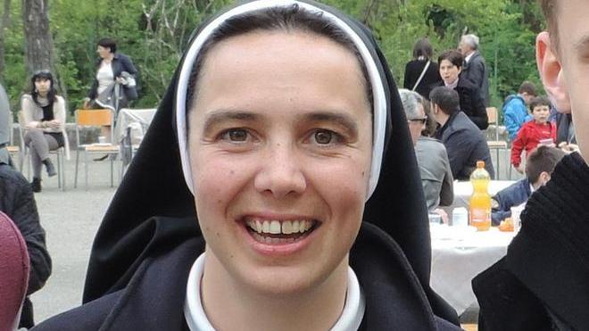 Mille fedeli per le suore Chiara e Silvia