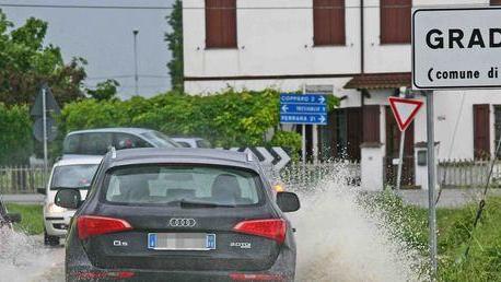 Straripa il canale Brusabò, famiglie bloccate dentro le case