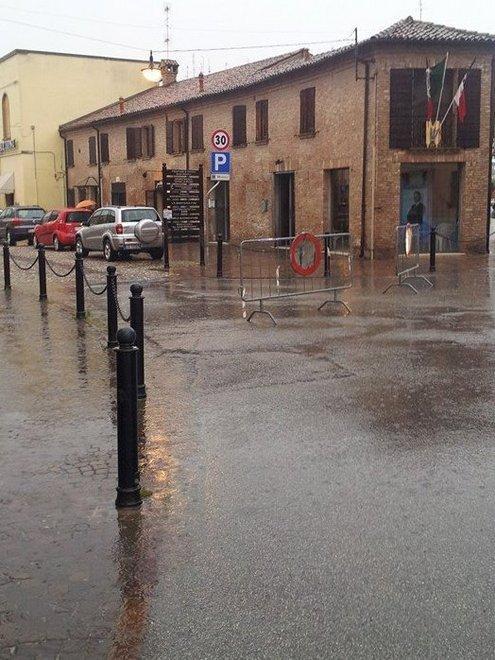 Strade ko, allagato il parcheggio Coop 