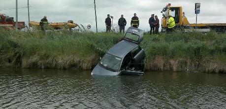 Finisce con l’auto nel canale Lombardo 