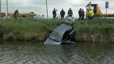 Finisce con l’auto nel canale Lombardo