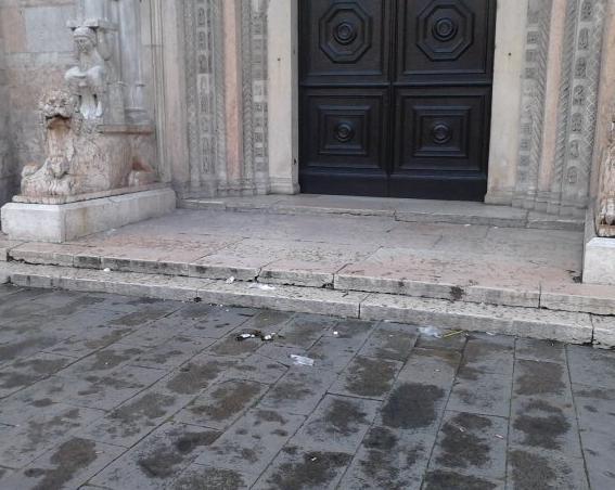 Sagrato del duomo come un letamaio dopo la movida del sabato sera 