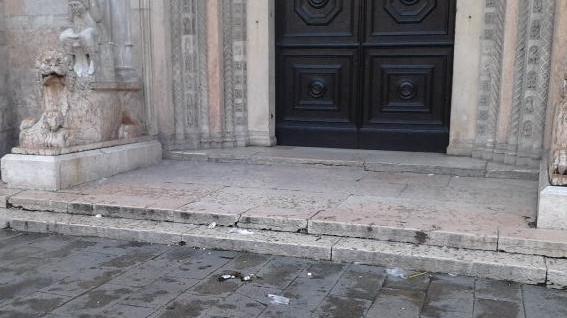 Sagrato del duomo come un letamaio dopo la movida del sabato sera