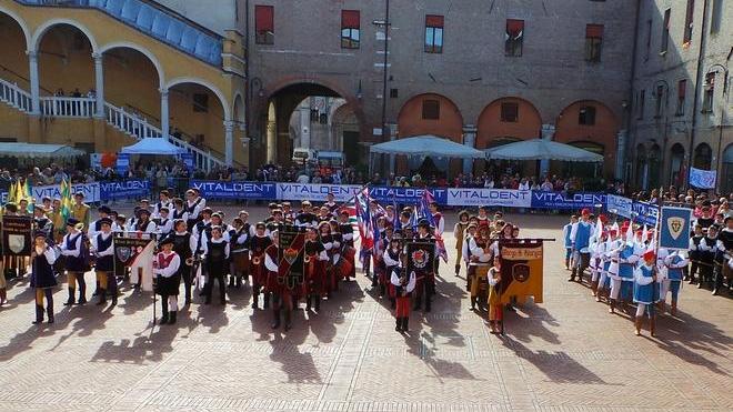 Palio al via, iniziati in piazza Municipale i giochi delle bandiere degli under 15 I VIDEO: benedizione dei Palii Under 15 - 1 Under 15 - 2 Under 15 - 3