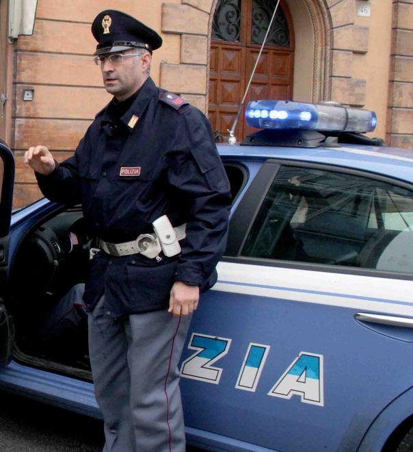 Rapina con pistola finta nel parcheggio del Famila 