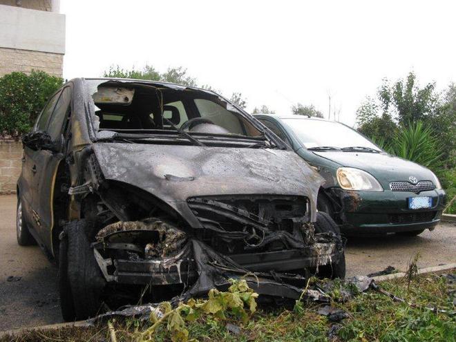 Valledoria, a fuoco le auto di un pensionato invalido 
