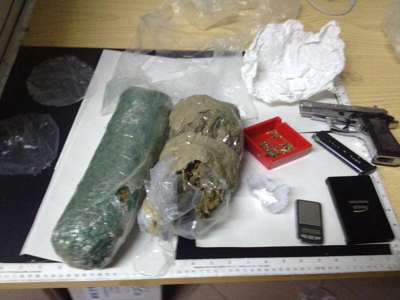 In casa un chilo di marijuana e una pistola giocattolo identica a una Beretta, 23enne arrestata 
