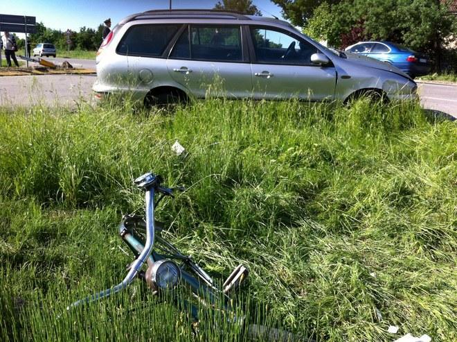 Scontro all’incrocio tra due auto, travolti due ciclisti 