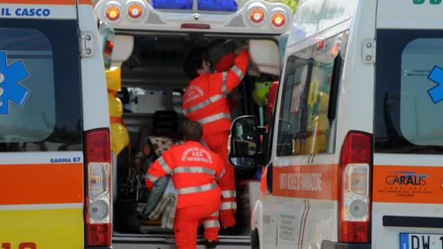 Dimentica un pentolino sul fuoco e innesca un principio d'incendio