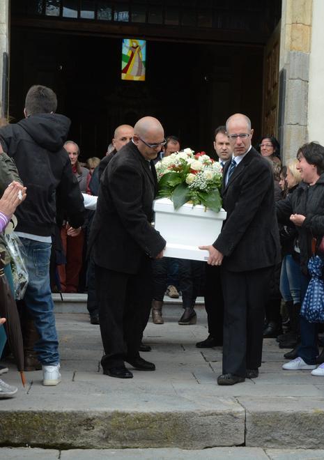 Uras, dolore e folla troppo grandi per l’addio a Sara 