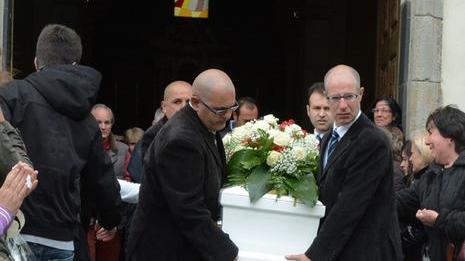 Uras, dolore e folla troppo grandi per l’addio a Sara