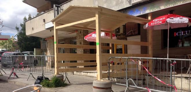 Marciapiede vietato ai pedoni da transenne e passerella in legno