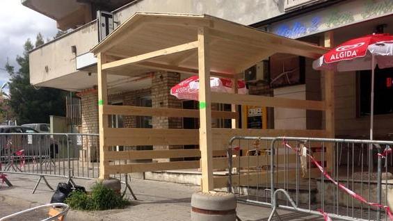 Marciapiede vietato ai pedoni da transenne e passerella in legno