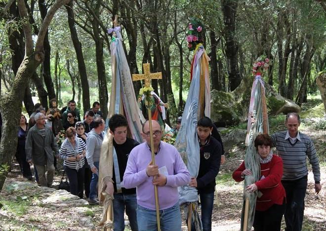 Santi Elena e Costantino, gran folla alla festa campestre