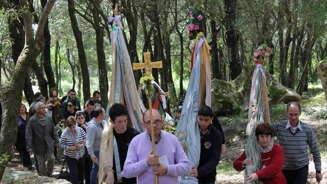 Santi Elena e Costantino, gran folla alla festa campestre
