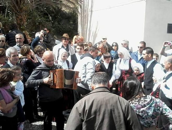 Sul trenino del vino a caccia di paesaggi, folk e degustazioni 