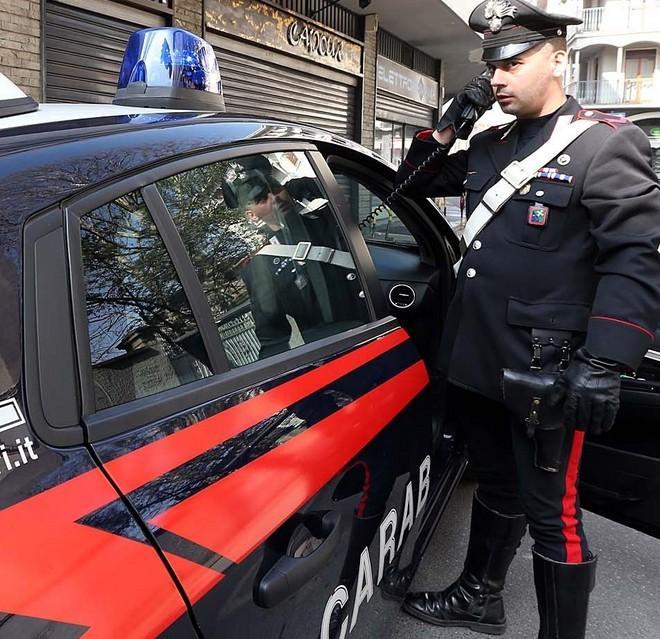 Getta la droga mentre scappa 30enne arrestato