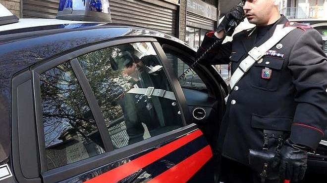 Getta la droga mentre scappa 30enne arrestato