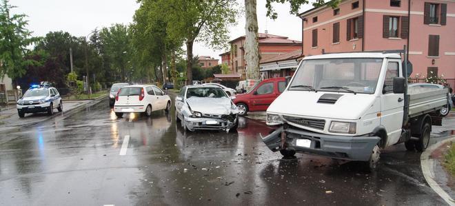 Assicura il furgone e subito si schianta 