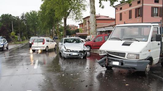 Assicura il furgone e subito si schianta