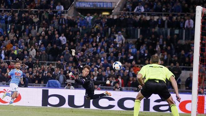 Notte di follie, il Napoli strappa la Coppa