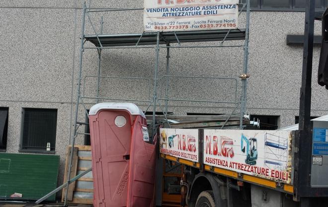 Sfondano il portone con il camion e poi rubano 