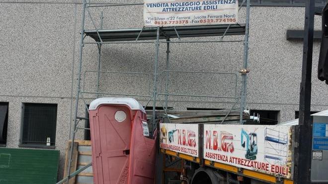 Sfondano il portone con il camion e poi rubano