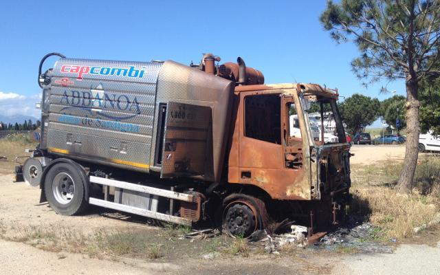 Attentato contro Abbanoa, incendiato e distrutto un autospurgo 