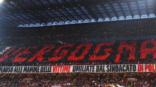 Aldrovandi, coreografia dei rossoneri con la scritta «Vergogna»