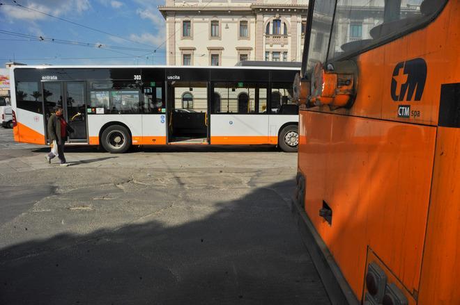 Autista di autobus aggredito da un passeggero si difende con un estintore 