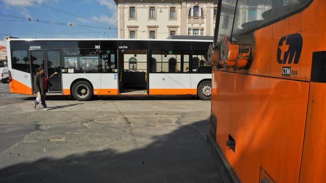 Autista di autobus aggredito da un passeggero si difende con un estintore