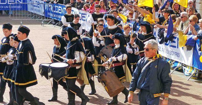 Piccoli sbandieratori, grandi applausi 