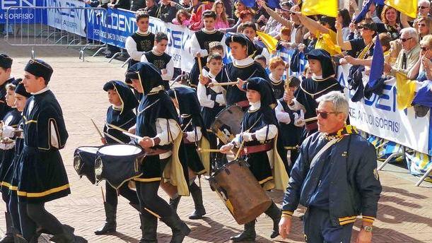 Piccoli sbandieratori, grandi applausi