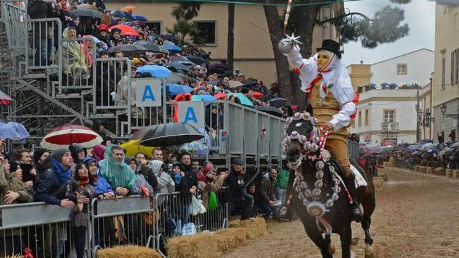 Incendio nel fienile usato dalla famiglia dell’ex componidori della Sartiglia