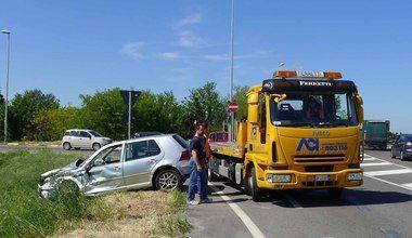 Scontro tra auto e camion, grave un 73enne 