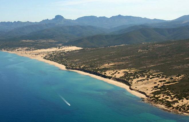 Tutti a Scivu per pulire la spiaggia, l’oasi Wwf aderisce alla campagna “Ripuliamo l’Europa” 