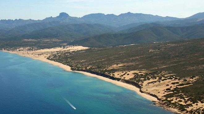 Tutti a Scivu per pulire la spiaggia, l’oasi Wwf aderisce alla campagna “Ripuliamo l’Europa”