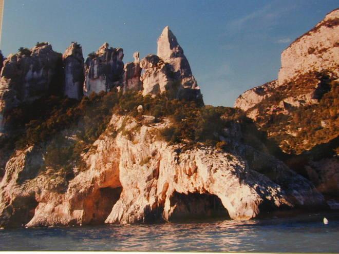 Turista si rompe una gamba nell’escursione a cala Goloritzé: soccorsa con l’elicottero 