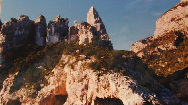 Turista si rompe una gamba nell’escursione a cala Goloritzé: soccorsa con l’elicottero