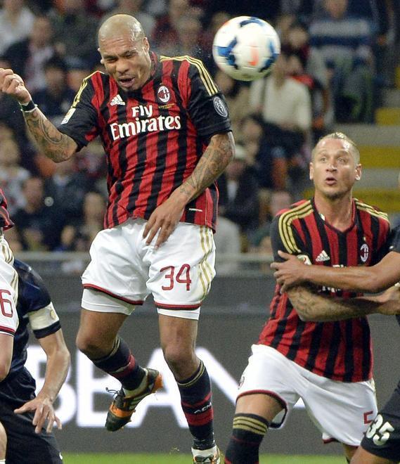 Super De Jong regala il derby al Milan 