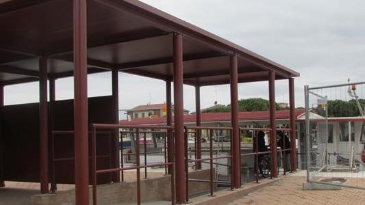 È polemica: la nuova pensilina è controvento