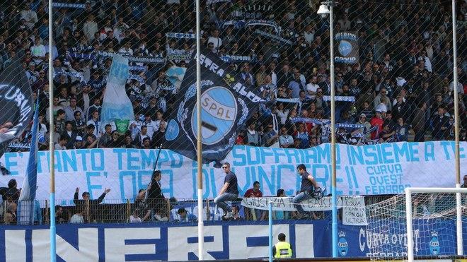 Tutta Ferrara si tinge di biancazzurro 