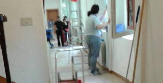 Anche le mamme al lavoro per preparare le aule 
