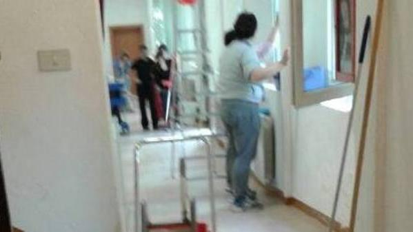 Anche le mamme al lavoro per preparare le aule