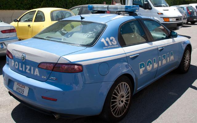 Con il casco sfonda il lunotto dell’auto dell’ex moglie: arrestato 