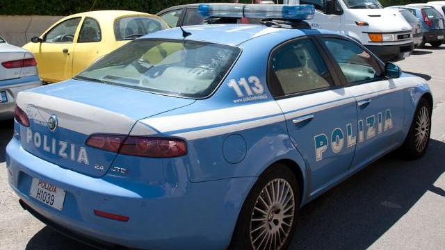 Con il casco sfonda il lunotto dell’auto dell’ex moglie: arrestato