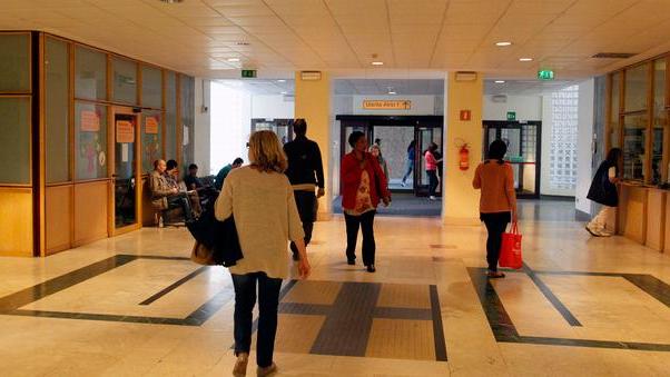 Sposta flaconi tossici abbandonati sta male e fa causa al Policlinico