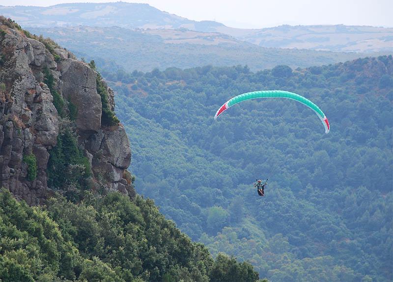 Osilo, cade con il parapendio: ferito un 50enne 